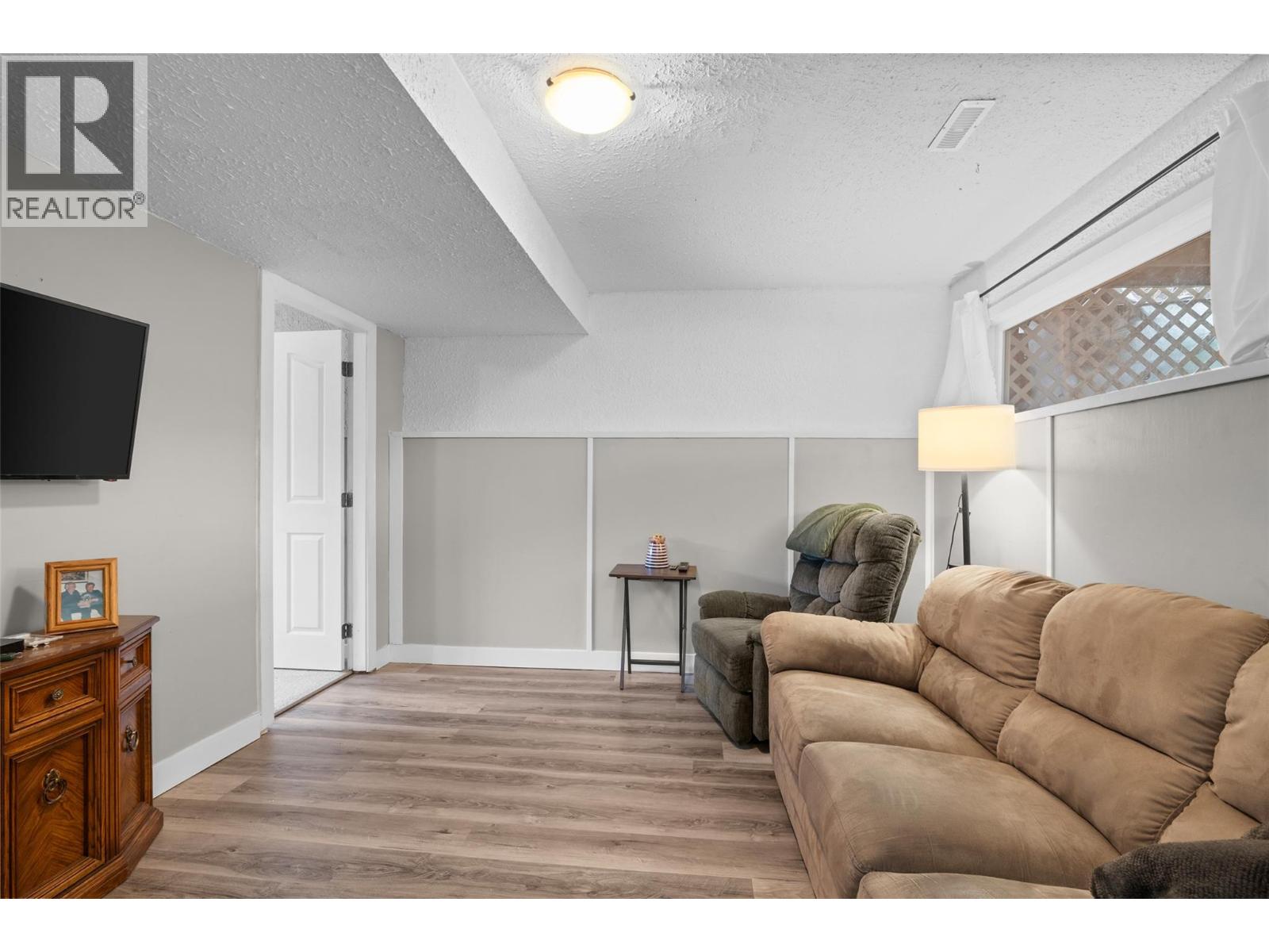 332 CHETWYND DRIVE - 19