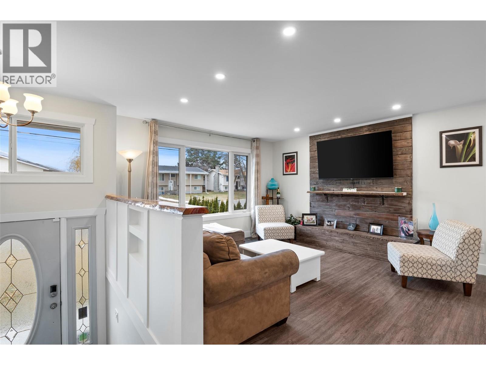 332 CHETWYND DRIVE - Image 3