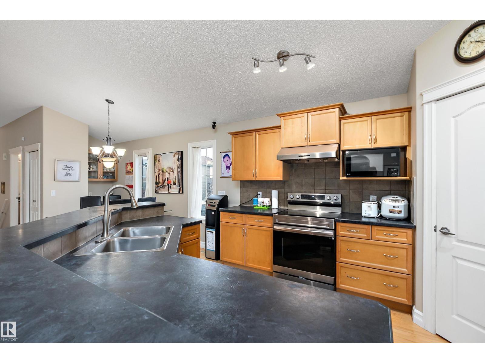 16748 118 ST NW - 10