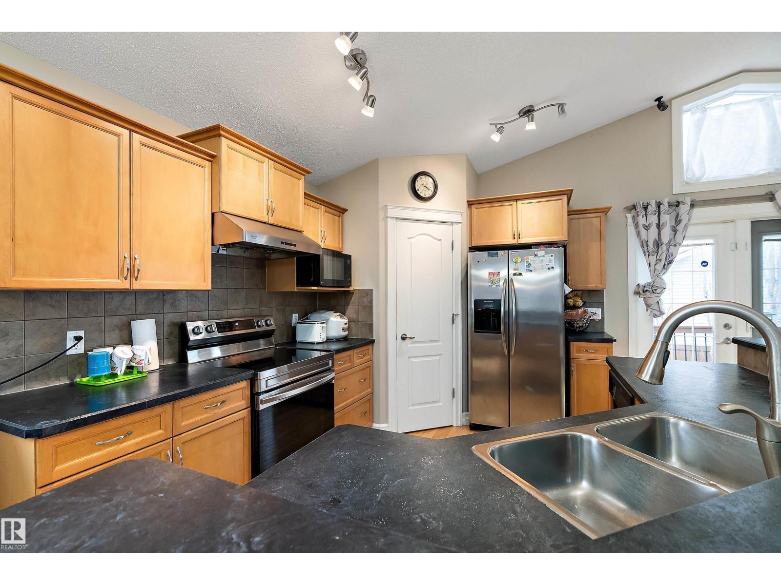 16748 118 ST NW - 11