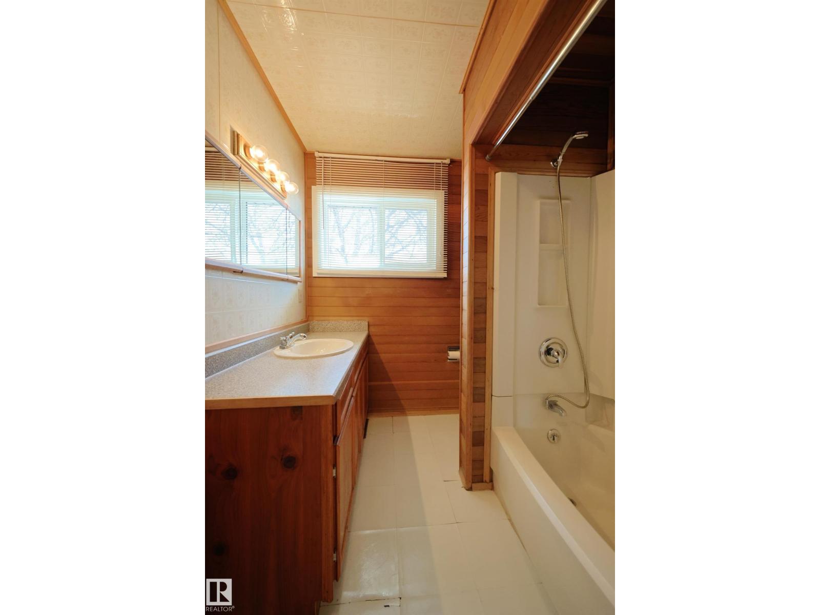 15725 95 AV NW, Edmonton