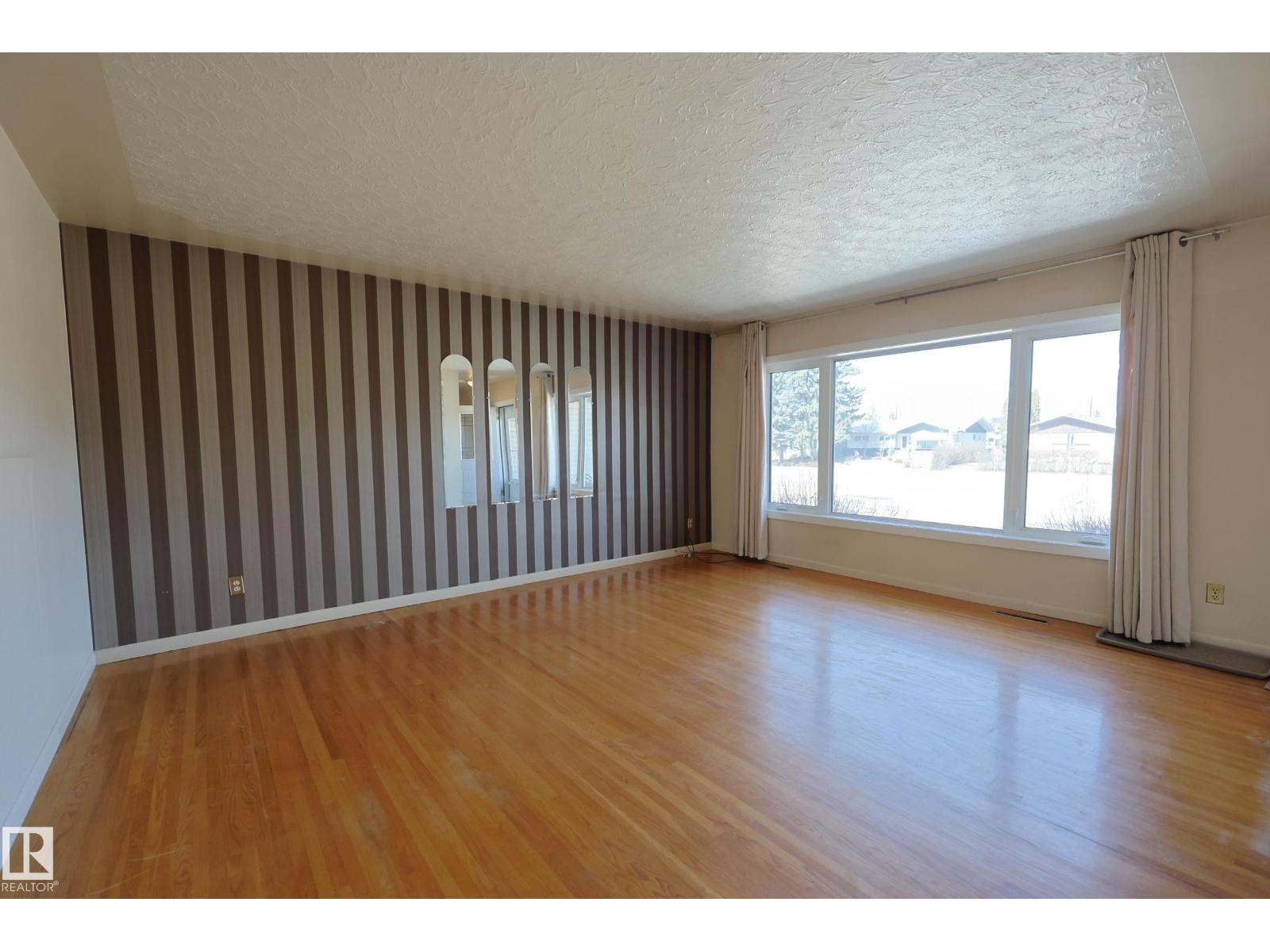 15725 95 AV NW, Edmonton