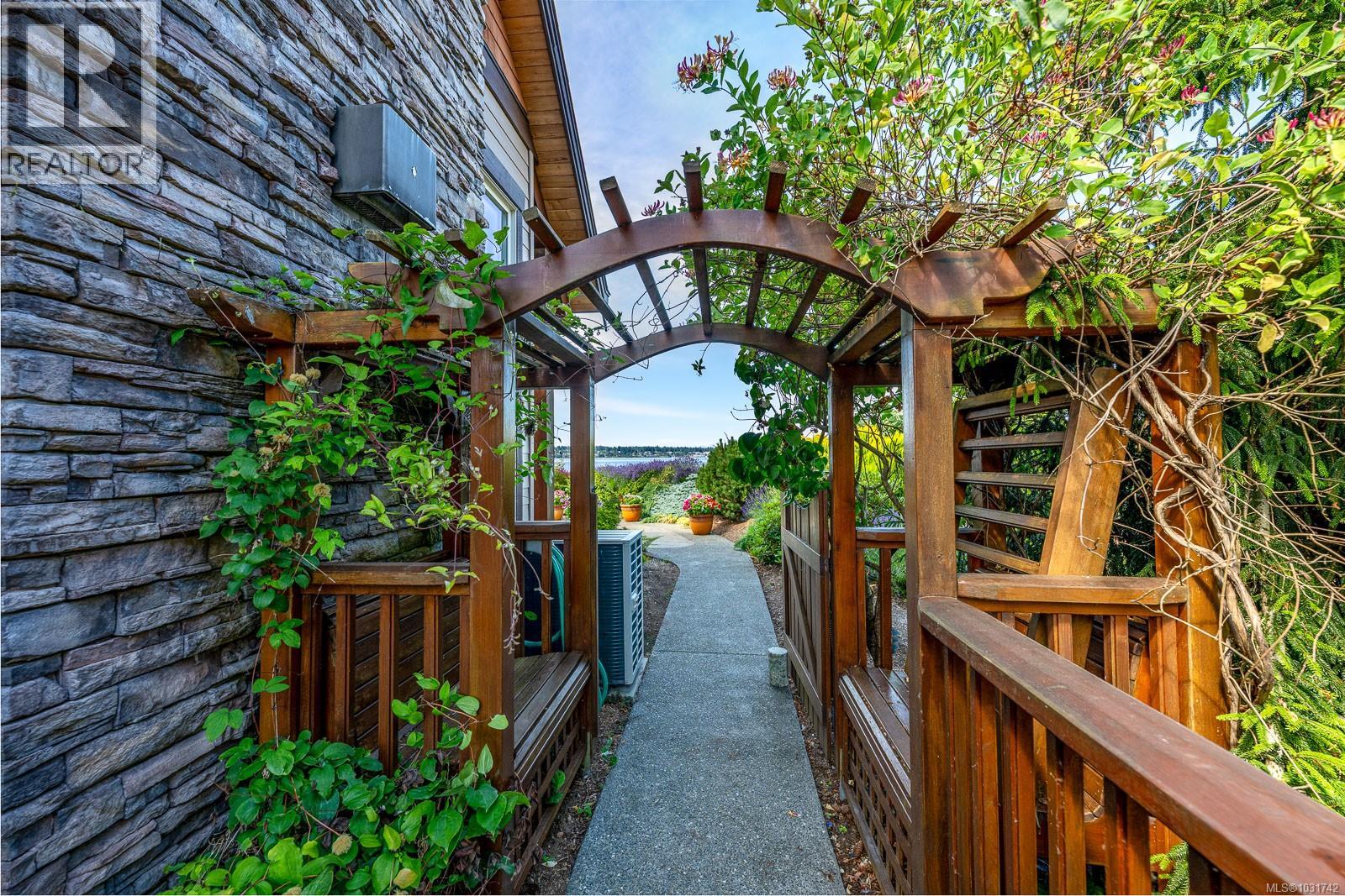 3943-3941 Marine Dr - 14