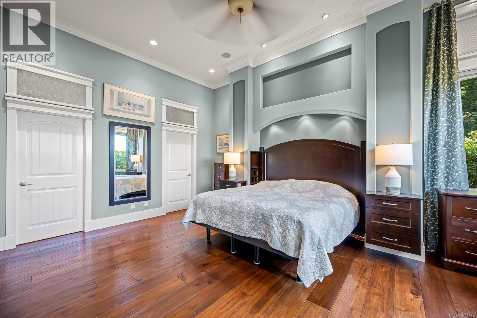 3943-3941 MARINE DR - 44