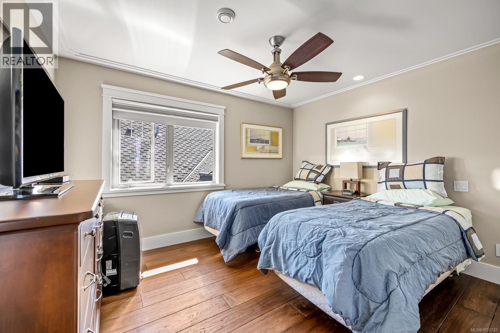 3943-3941 Marine Dr - 66