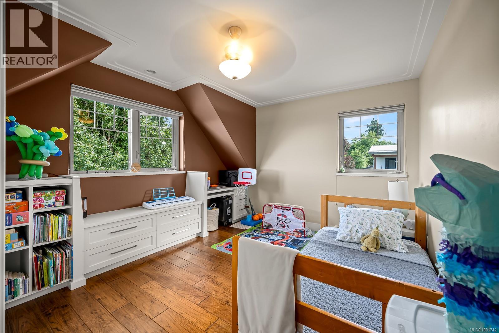 3943-3941 Marine Dr - 92