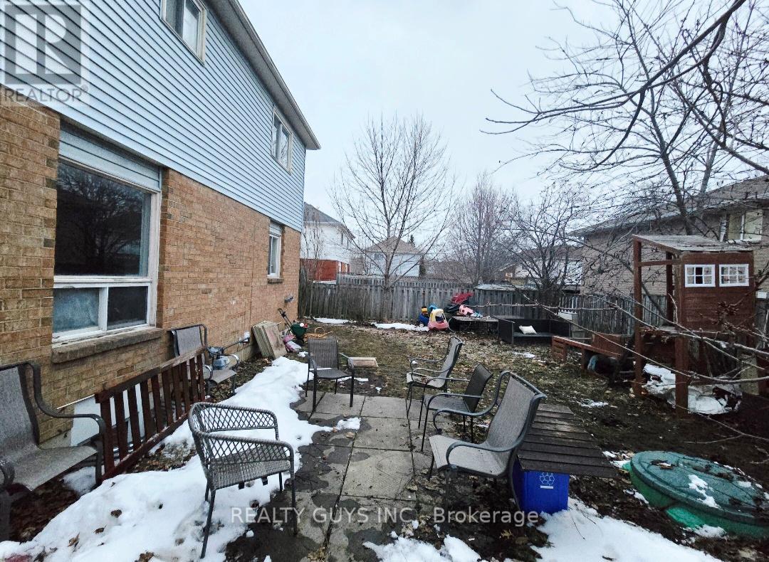 Can view backyard from livingroom