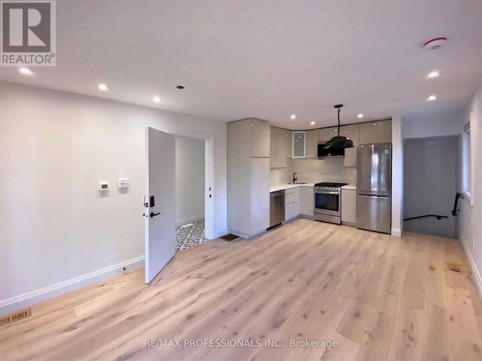 41 ROLYAT STREET - 10