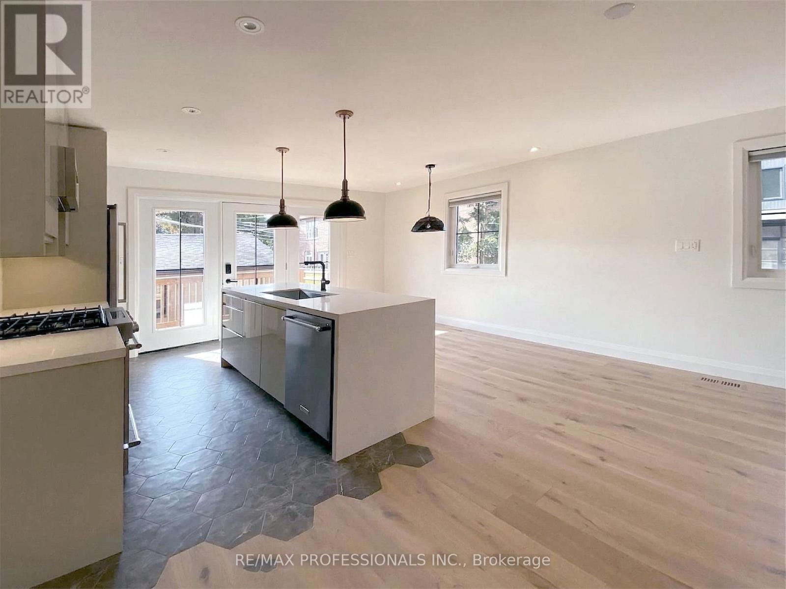 41 ROLYAT STREET - 37