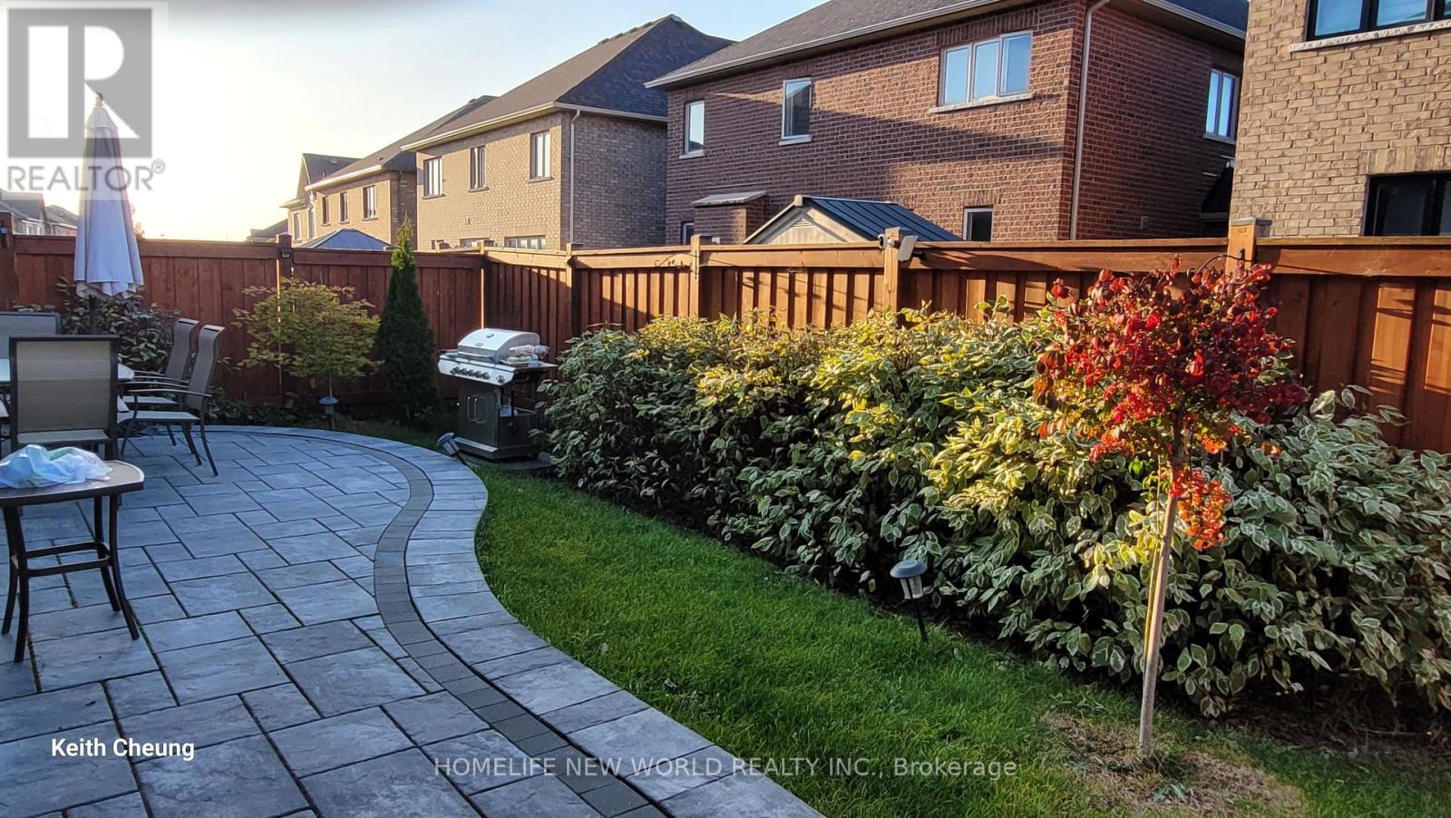 143 MONDIAL CRESCENT - 22