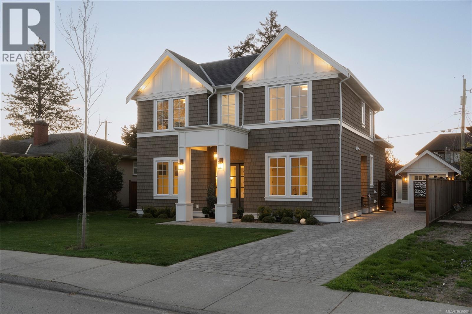  2218 Kinross Avenue, Oak Bay