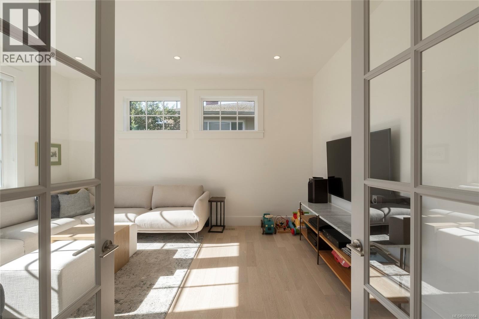  2218 Kinross Avenue, Oak Bay