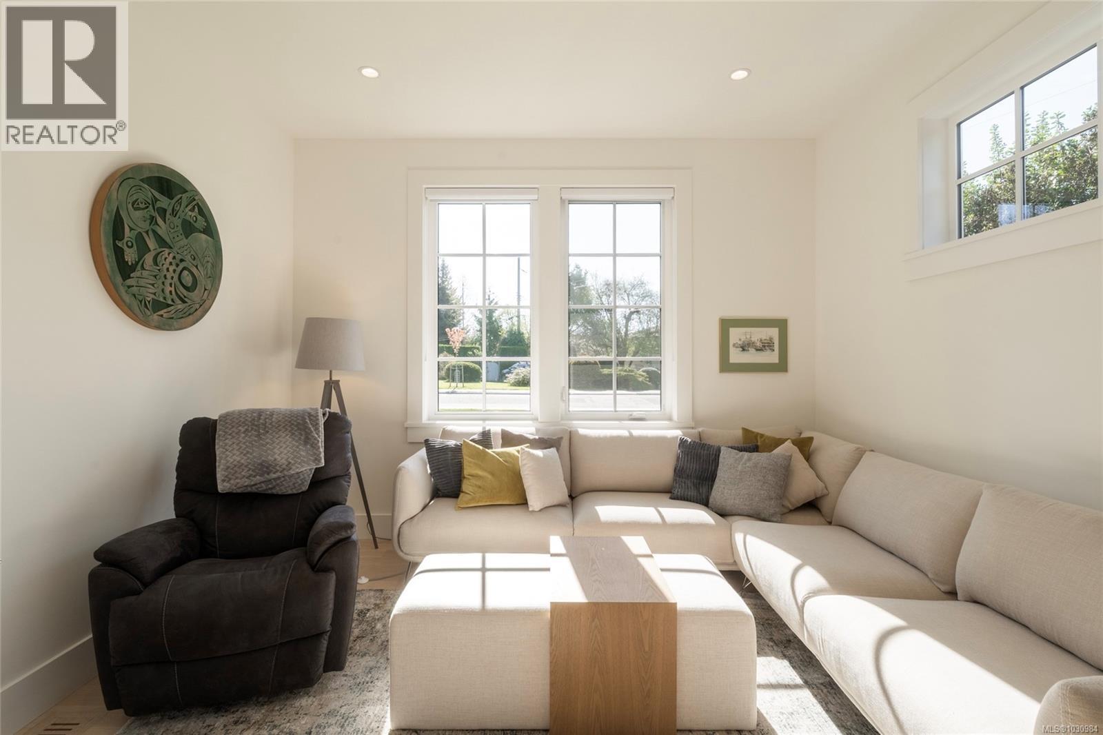  2218 Kinross Avenue, Oak Bay