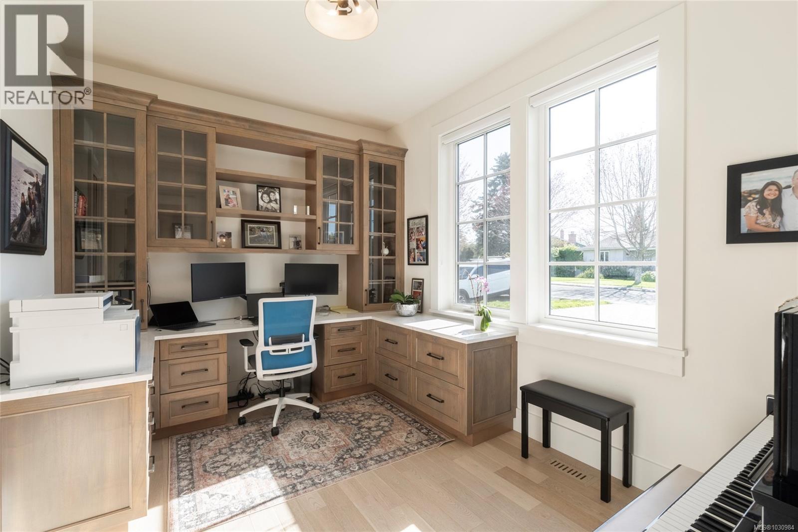  2218 Kinross Avenue, Oak Bay