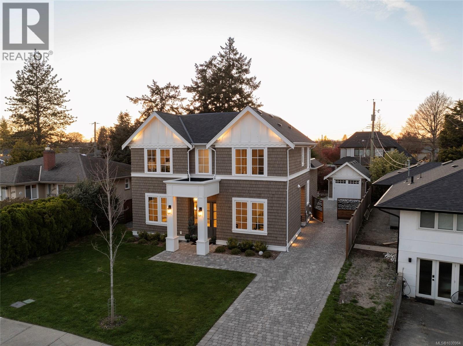  2218 Kinross Avenue, Oak Bay