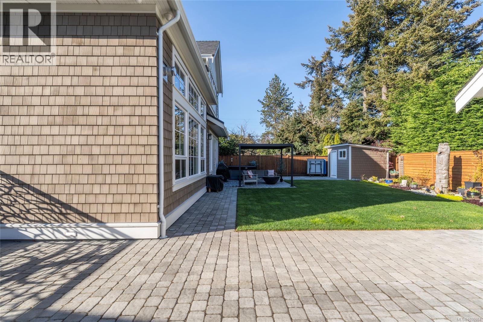  2218 Kinross Avenue, Oak Bay