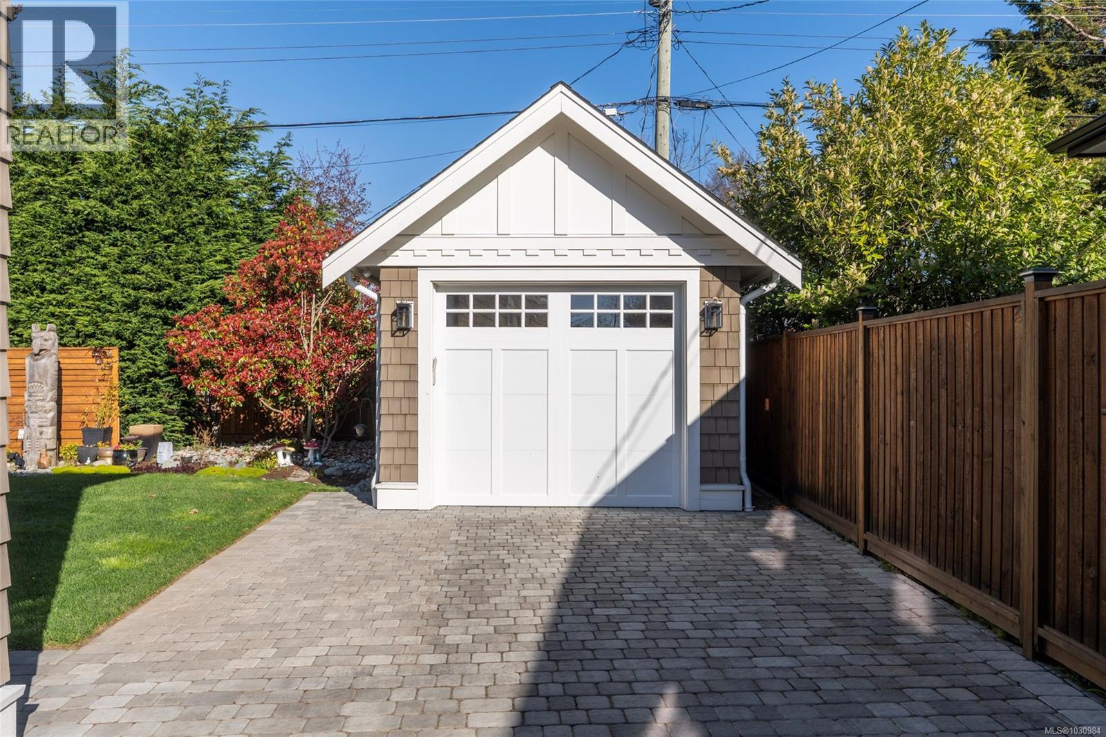  2218 Kinross Avenue, Oak Bay