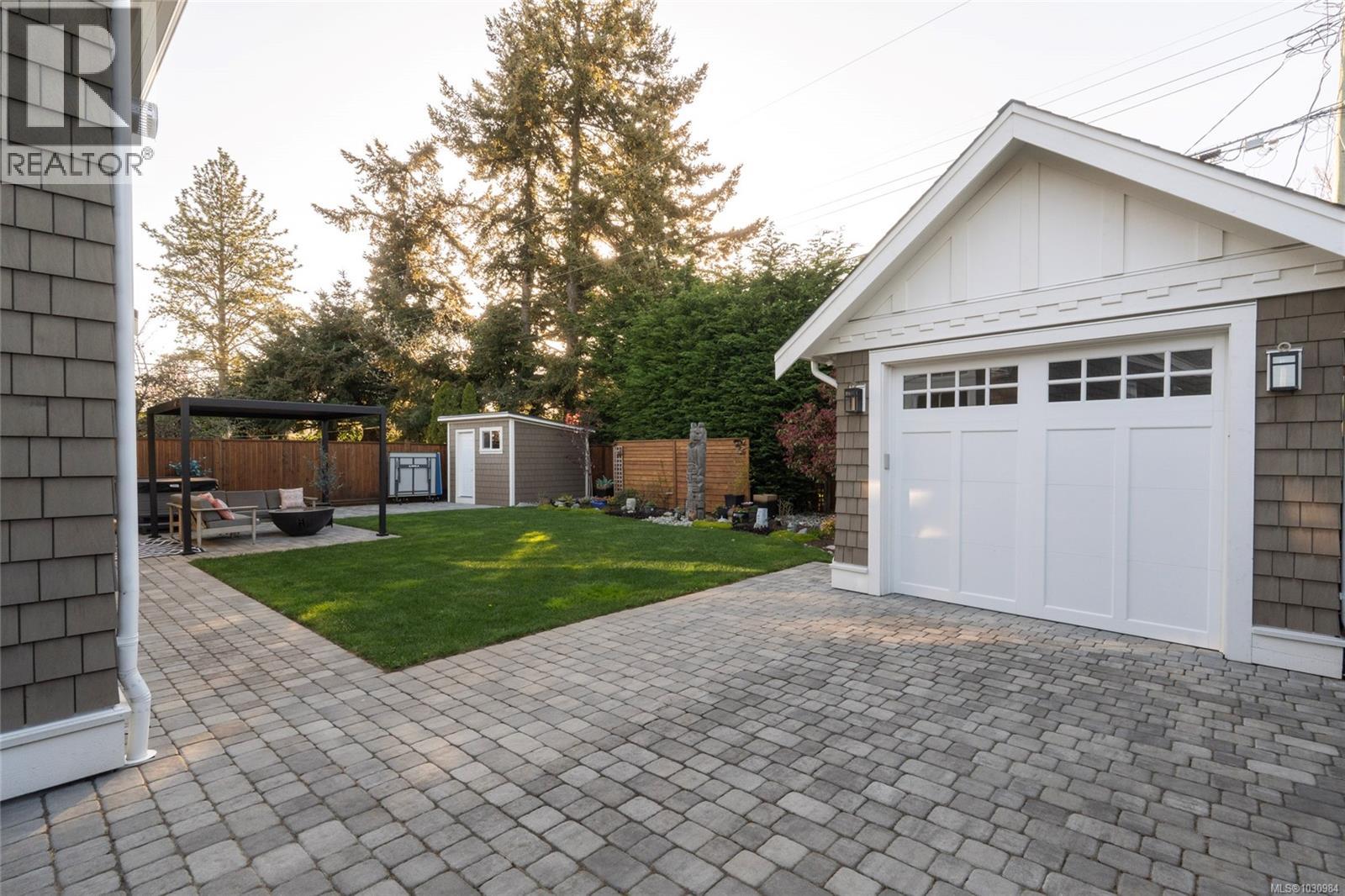  2218 Kinross Avenue, Oak Bay
