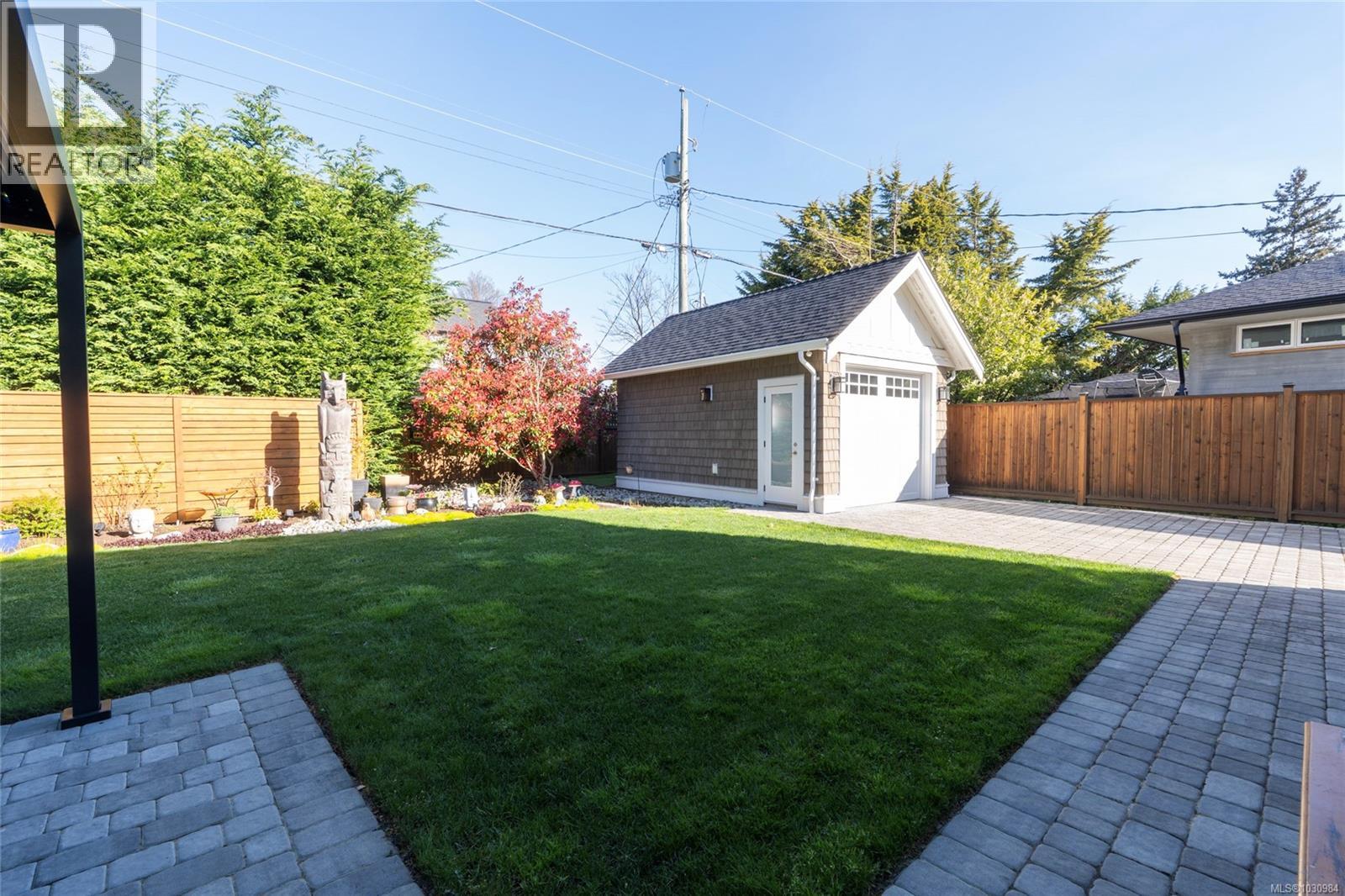  2218 Kinross Avenue, Oak Bay