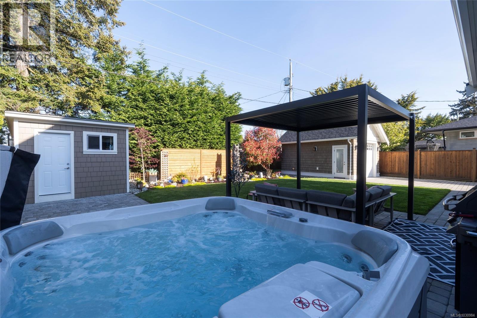  2218 Kinross Avenue, Oak Bay