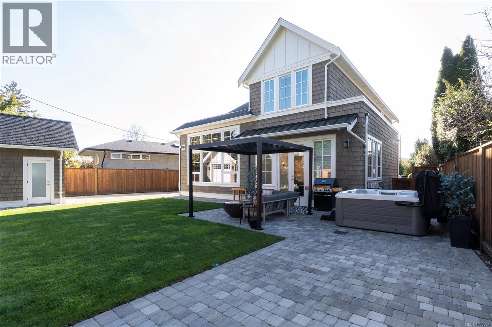  2218 Kinross Avenue, Oak Bay
