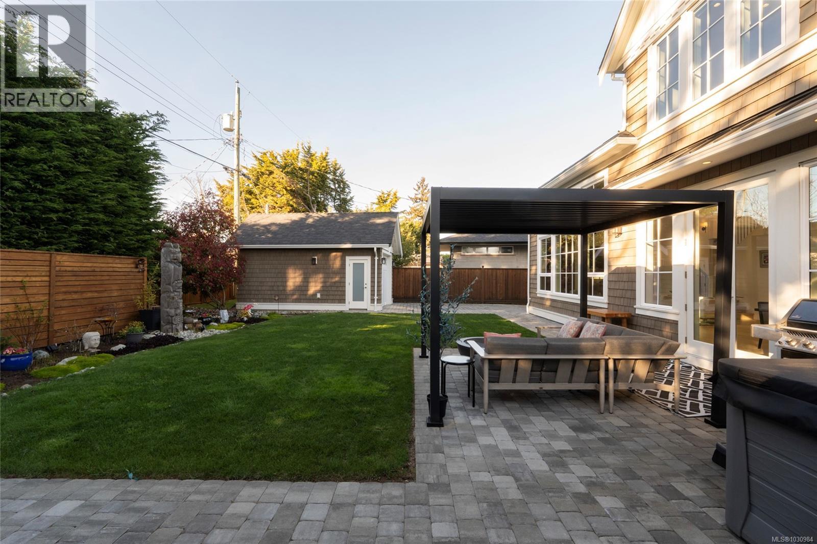  2218 Kinross Avenue, Oak Bay