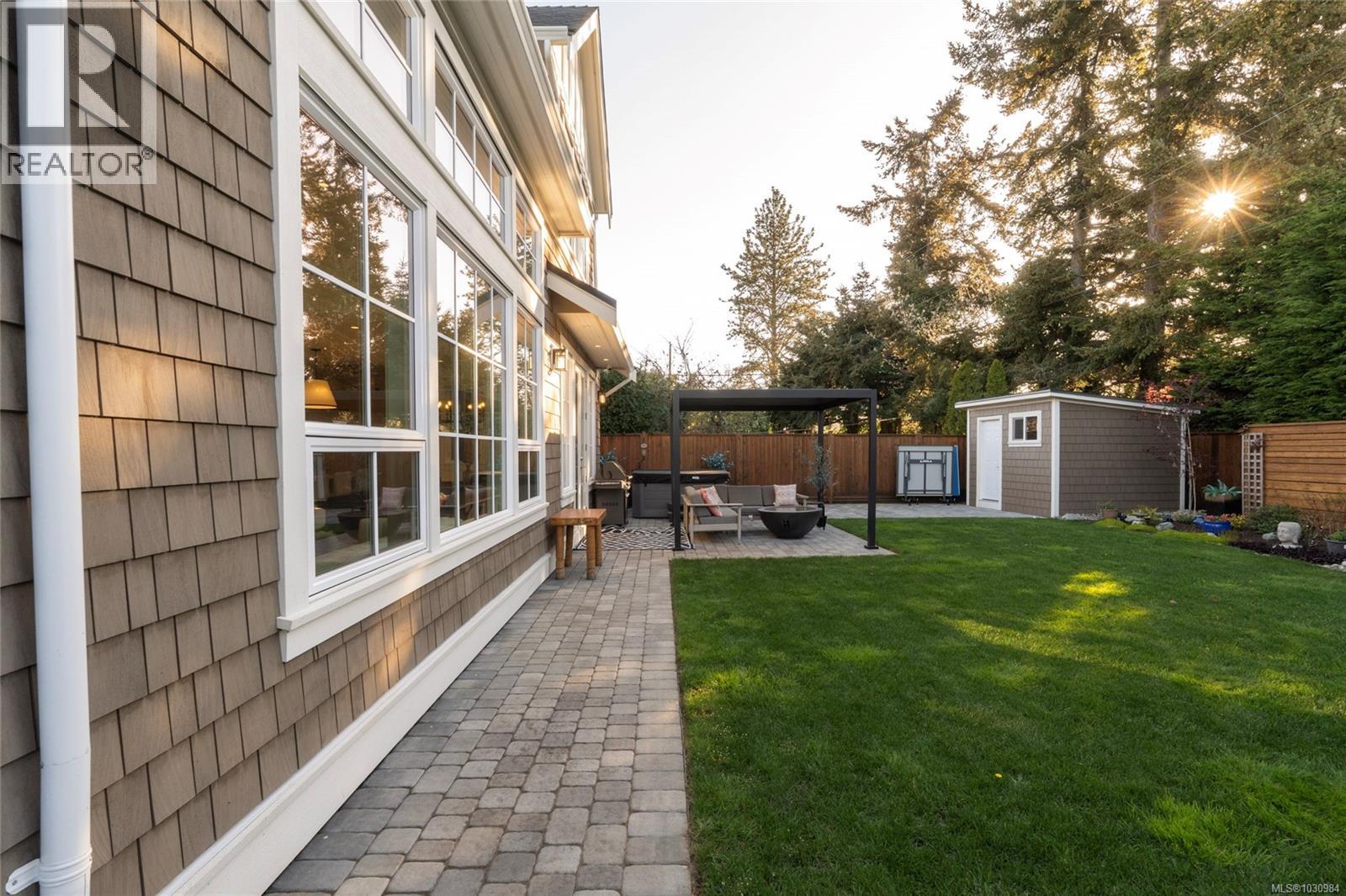  2218 Kinross Avenue, Oak Bay