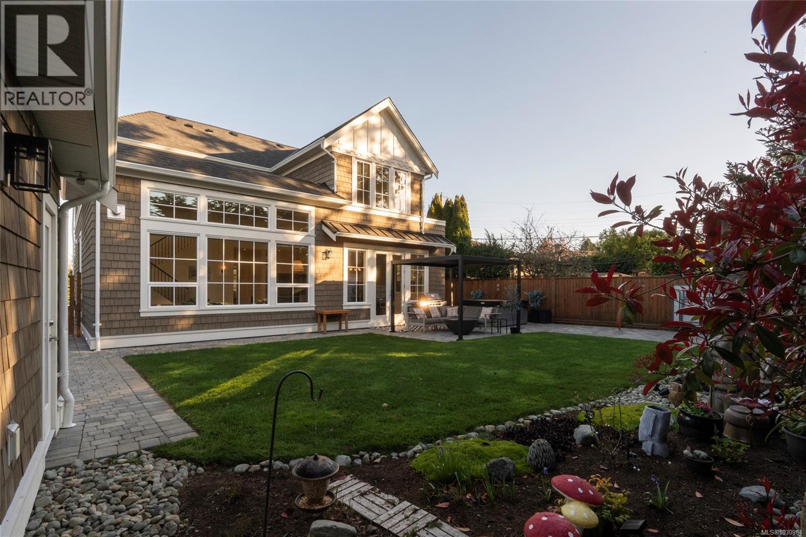  2218 Kinross Avenue, Oak Bay