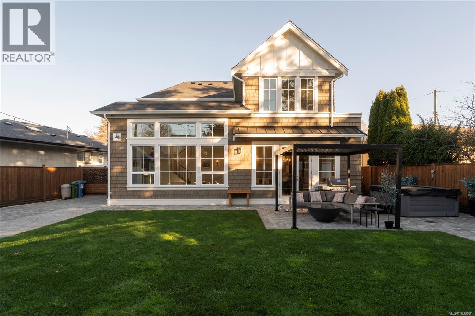  2218 Kinross Avenue, Oak Bay