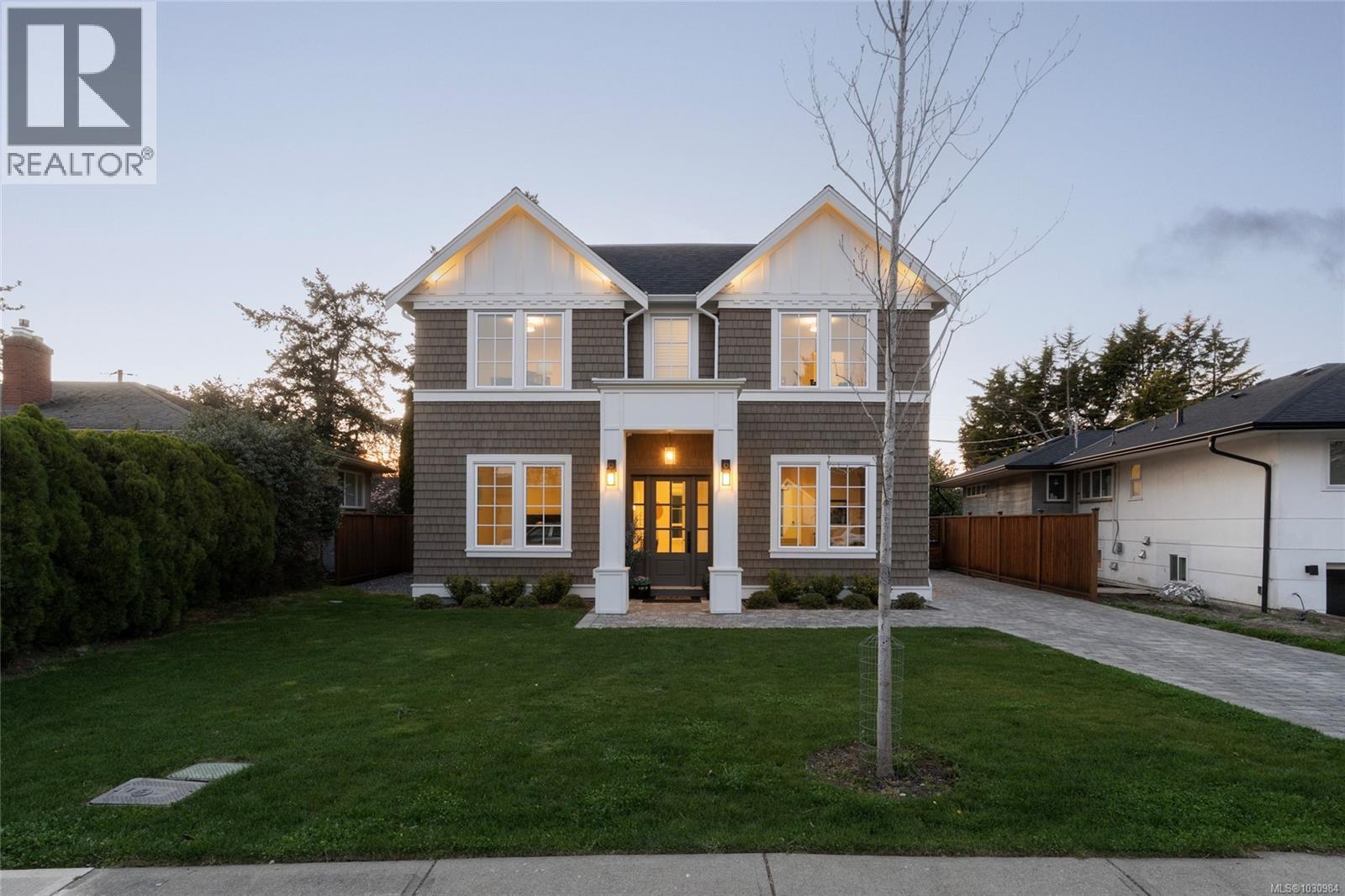  2218 Kinross Avenue, Oak Bay