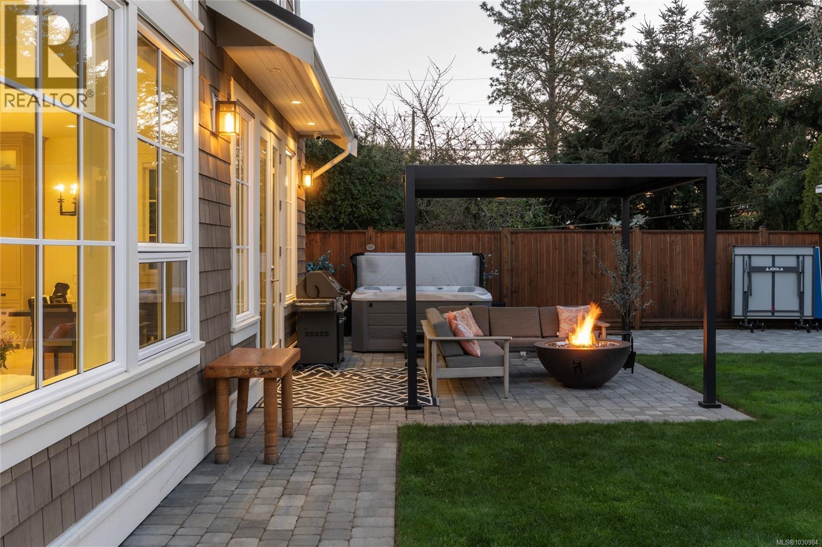  2218 Kinross Avenue, Oak Bay