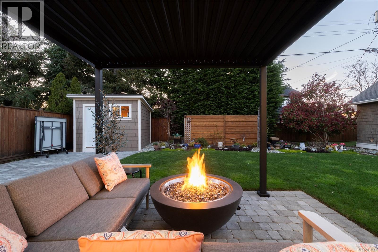  2218 Kinross Avenue, Oak Bay