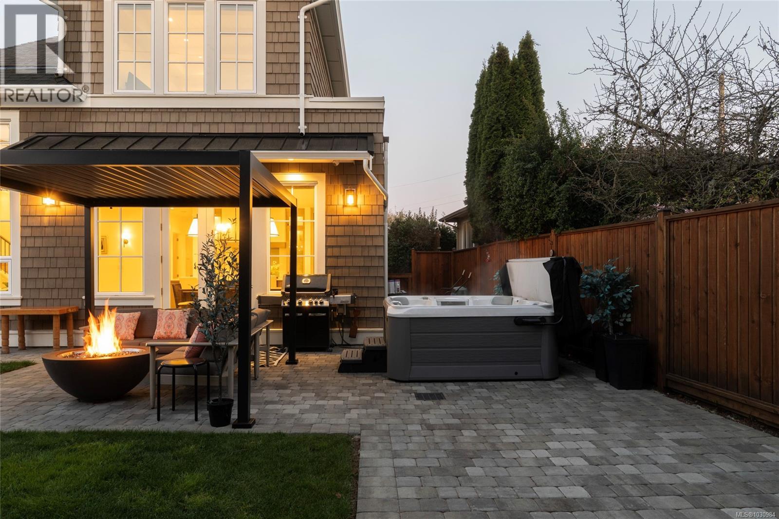  2218 Kinross Avenue, Oak Bay