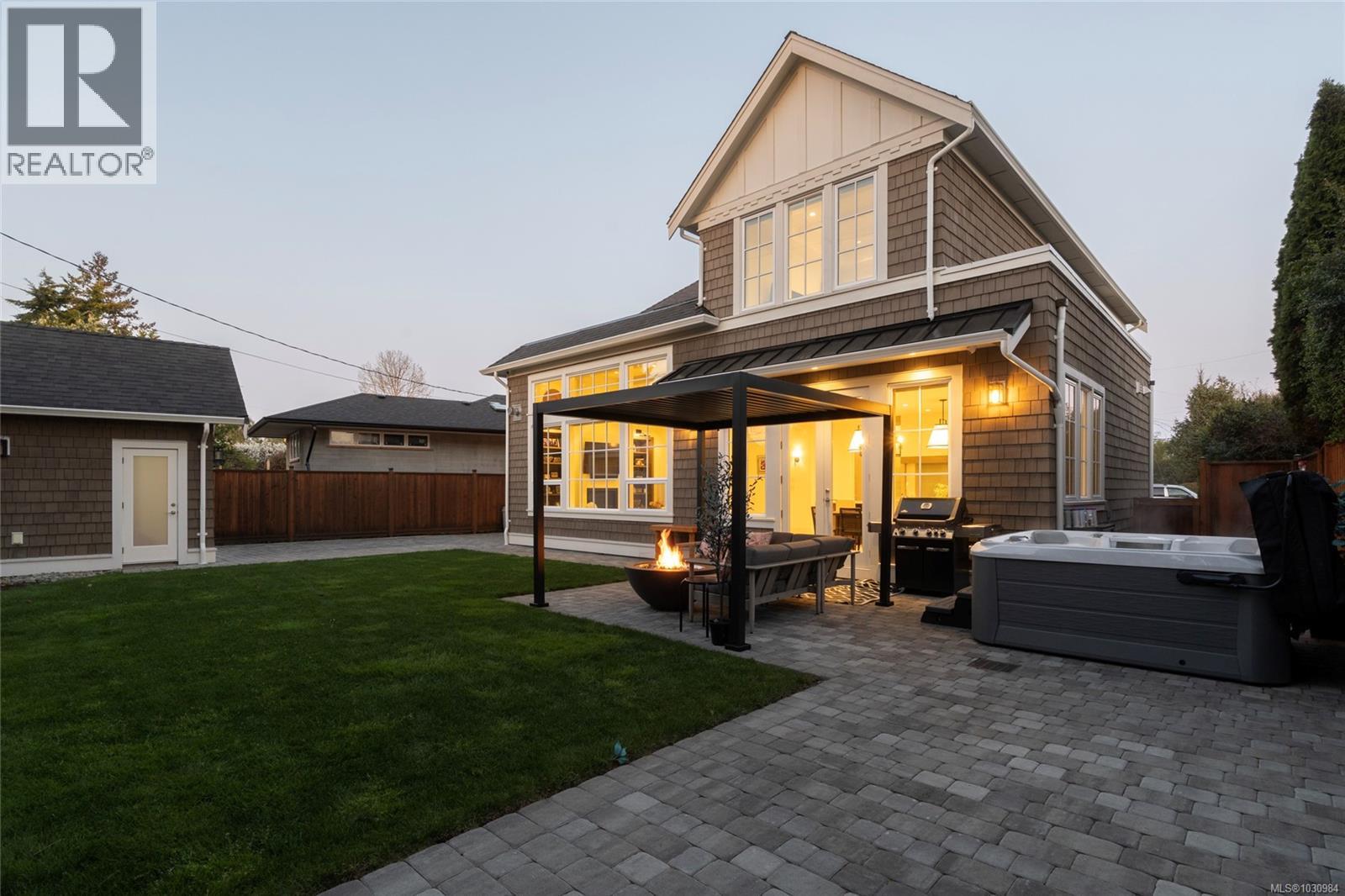  2218 Kinross Avenue, Oak Bay