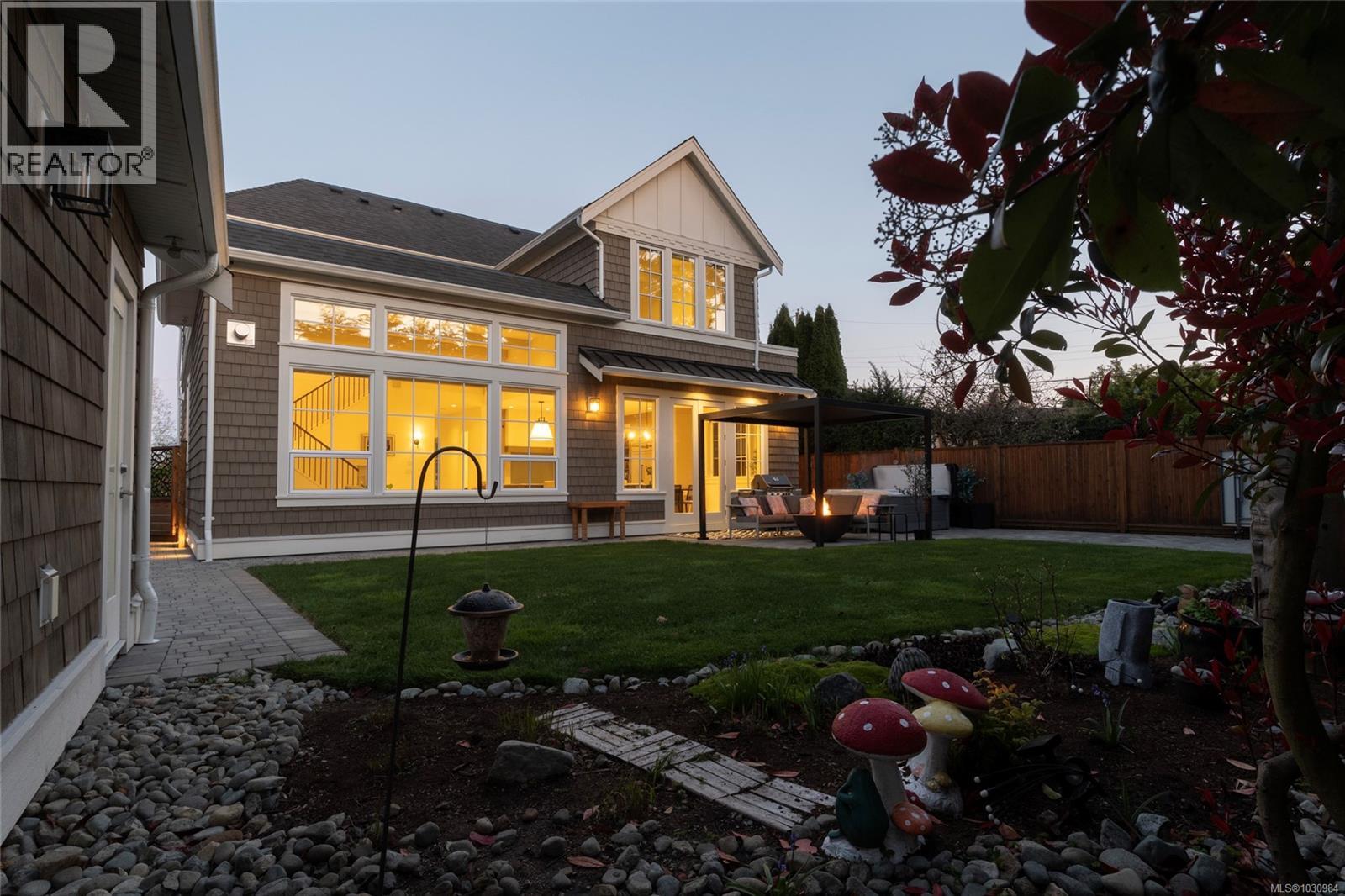  2218 Kinross Avenue, Oak Bay