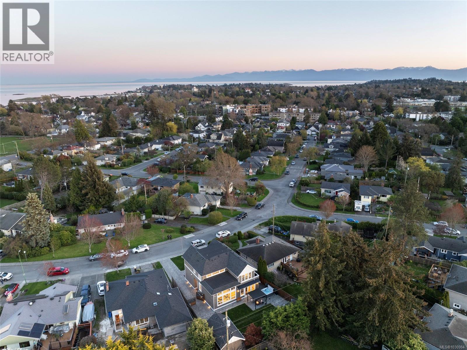  2218 Kinross Avenue, Oak Bay