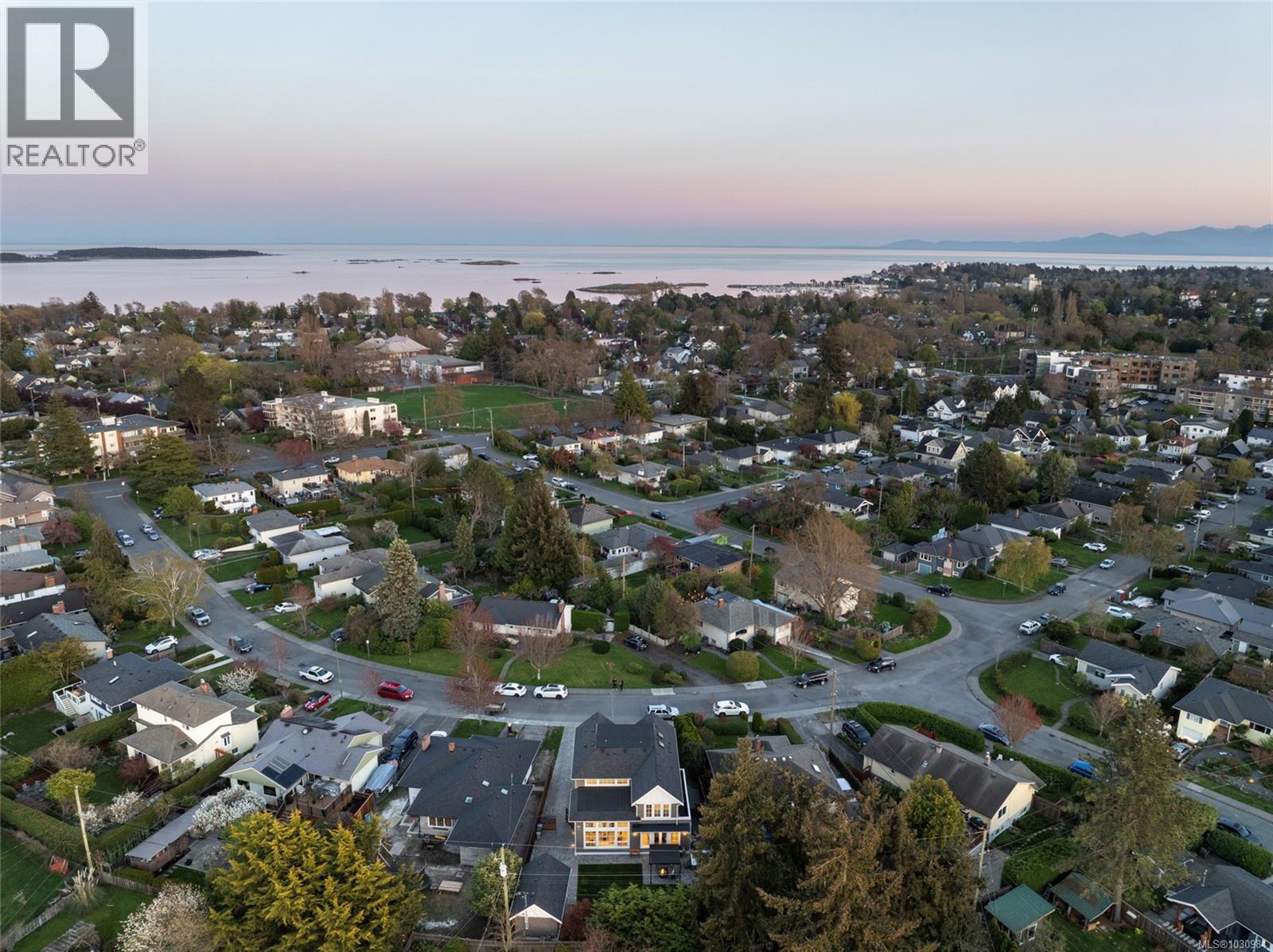  2218 Kinross Avenue, Oak Bay