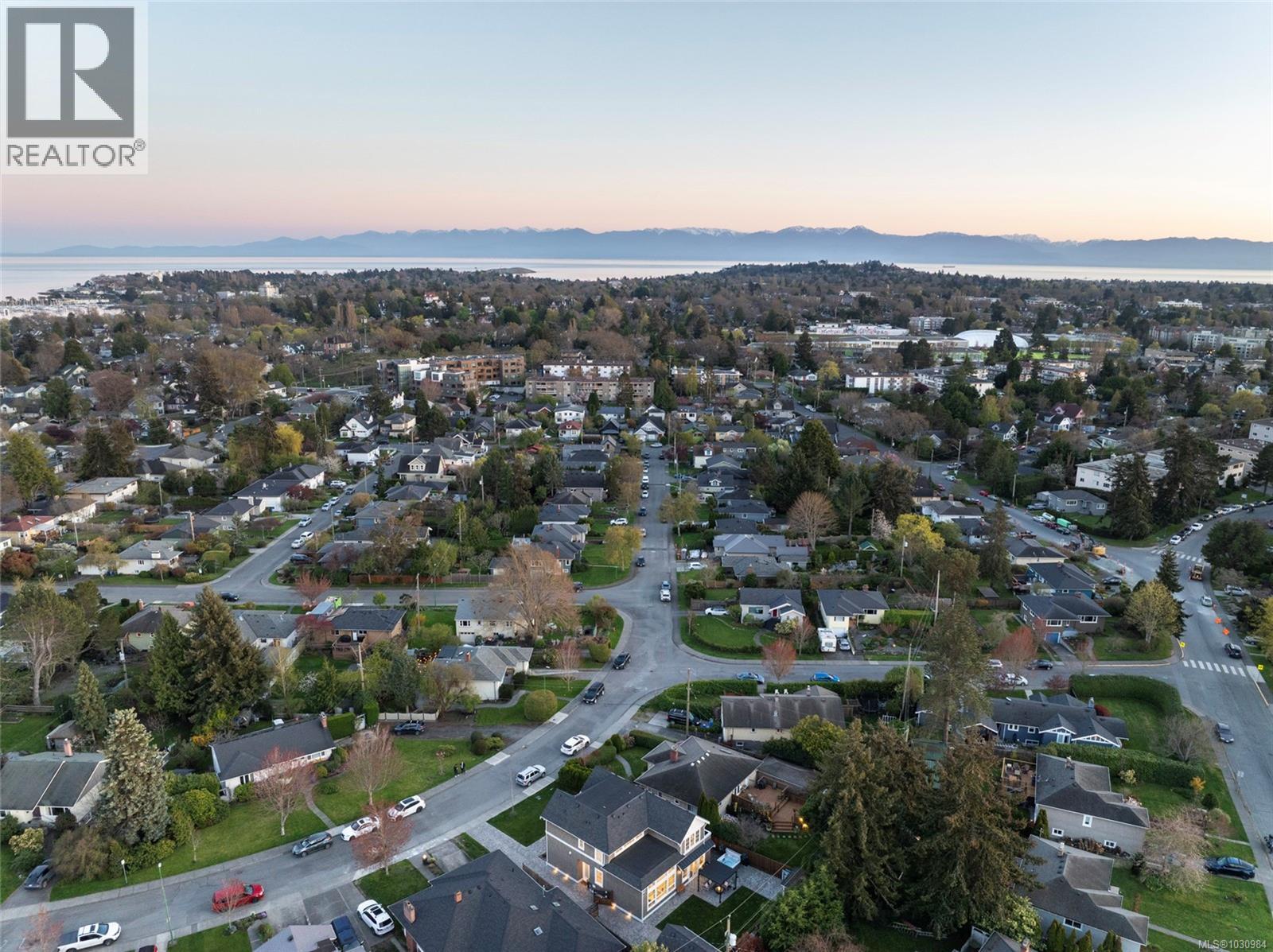  2218 Kinross Avenue, Oak Bay