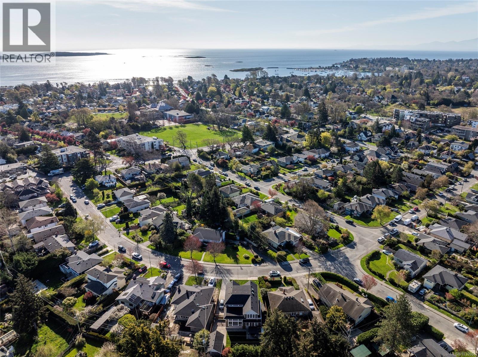  2218 Kinross Avenue, Oak Bay