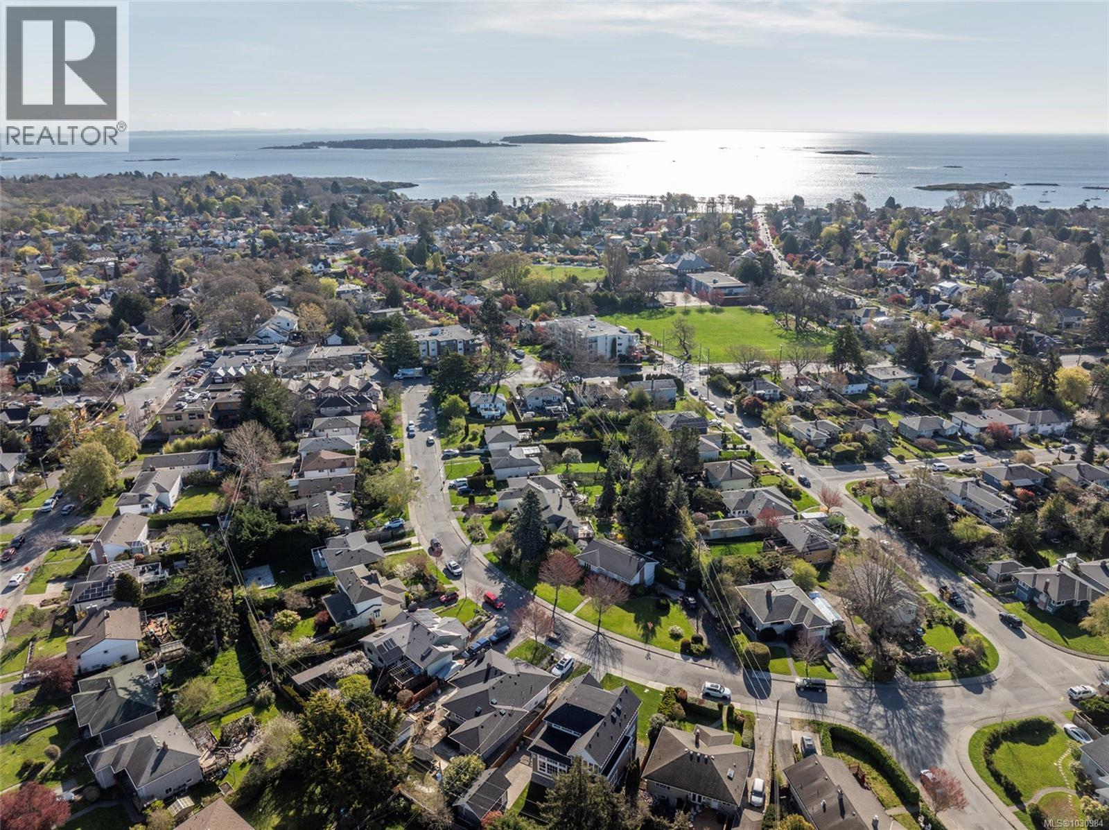  2218 Kinross Avenue, Oak Bay