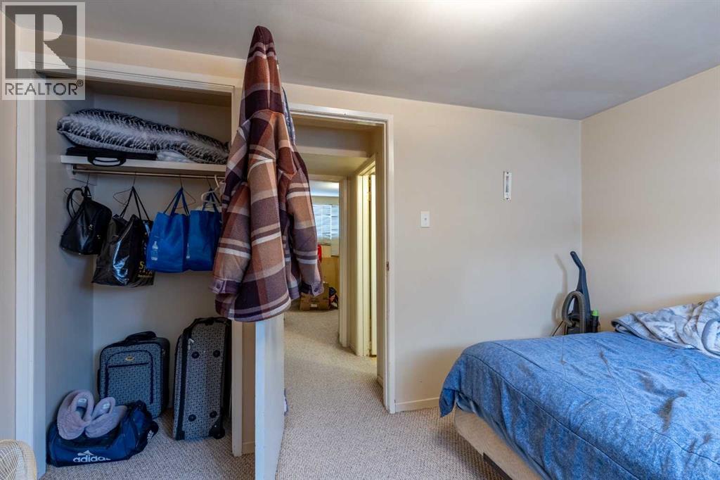 1408 & 1410 15 AVENUE N - 8