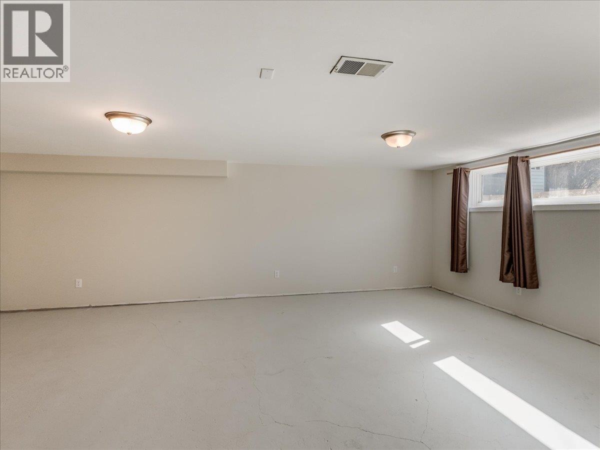 526 PORTIA CRESCENT - 40