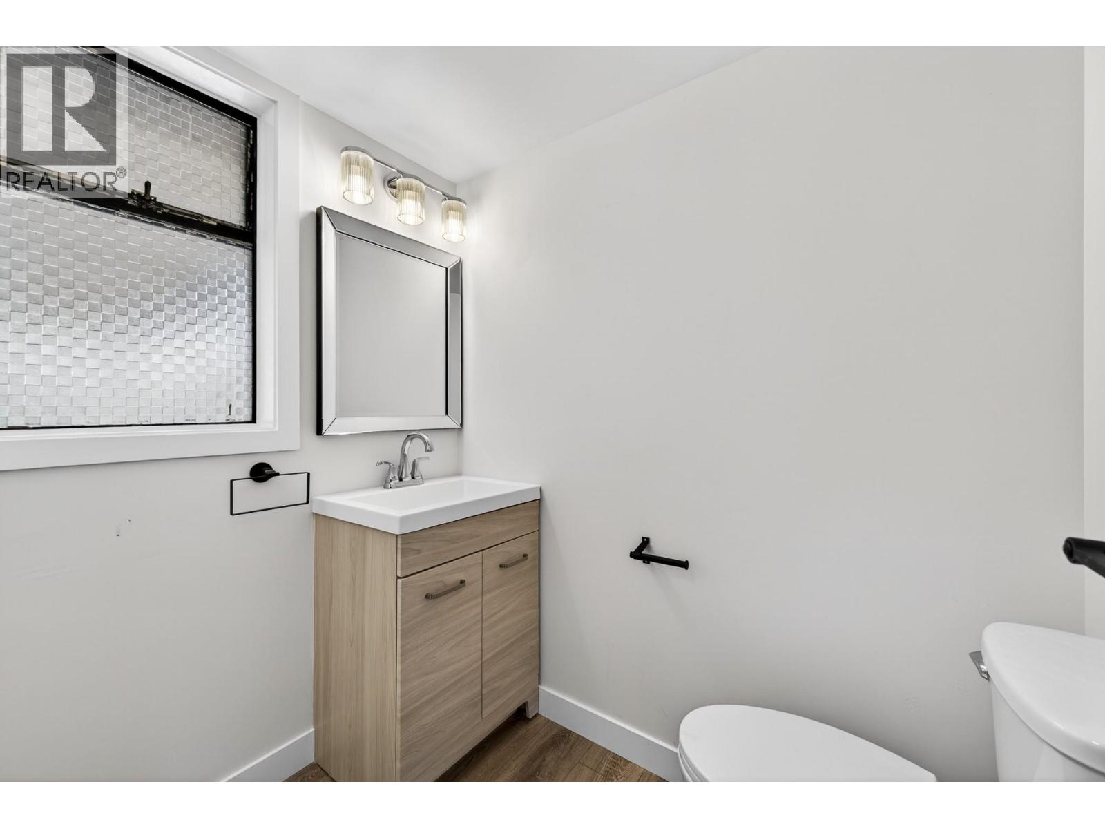#29 249 Kitchener Crescent - 4