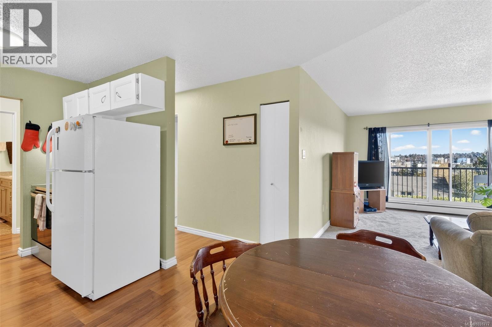 323 3225 Eldon Pl, Saanich