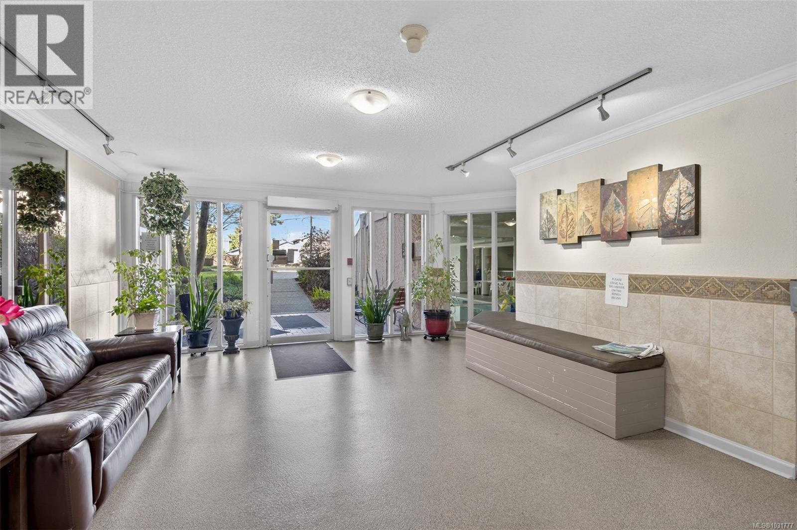 323 3225 Eldon Pl, Saanich