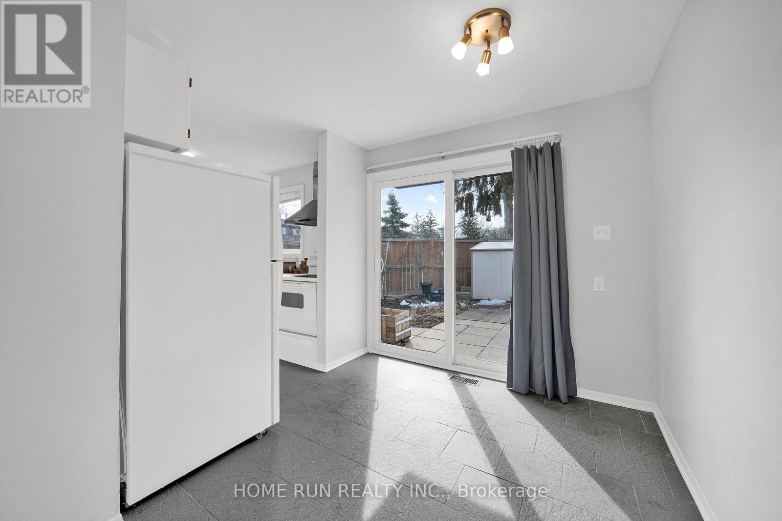 #4 2111 MONTREAL ROAD - 16