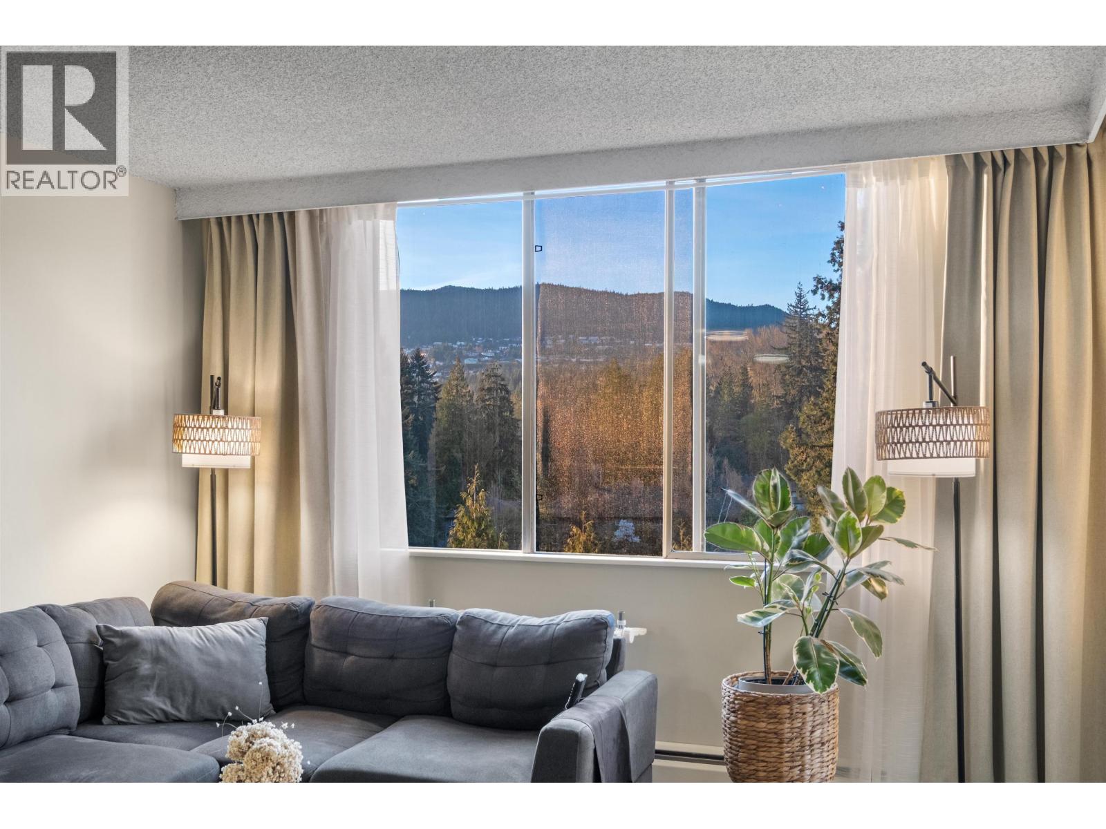 1205 2012 FULLERTON AVENUE