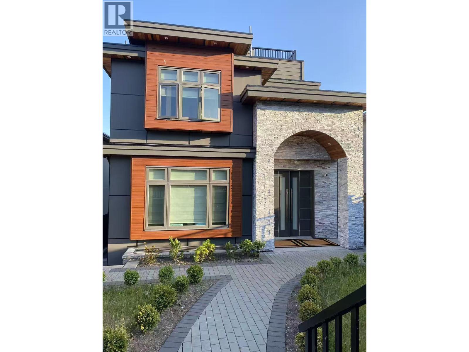 Upper 3254 E 6TH AVE.