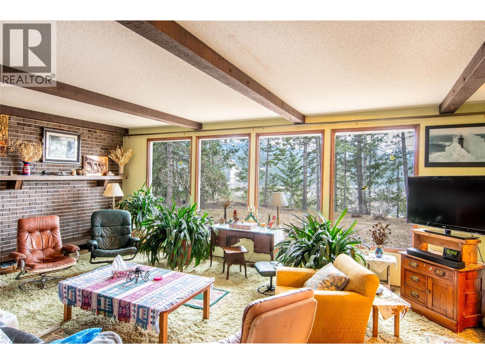 1420 Birch Crescent - 2