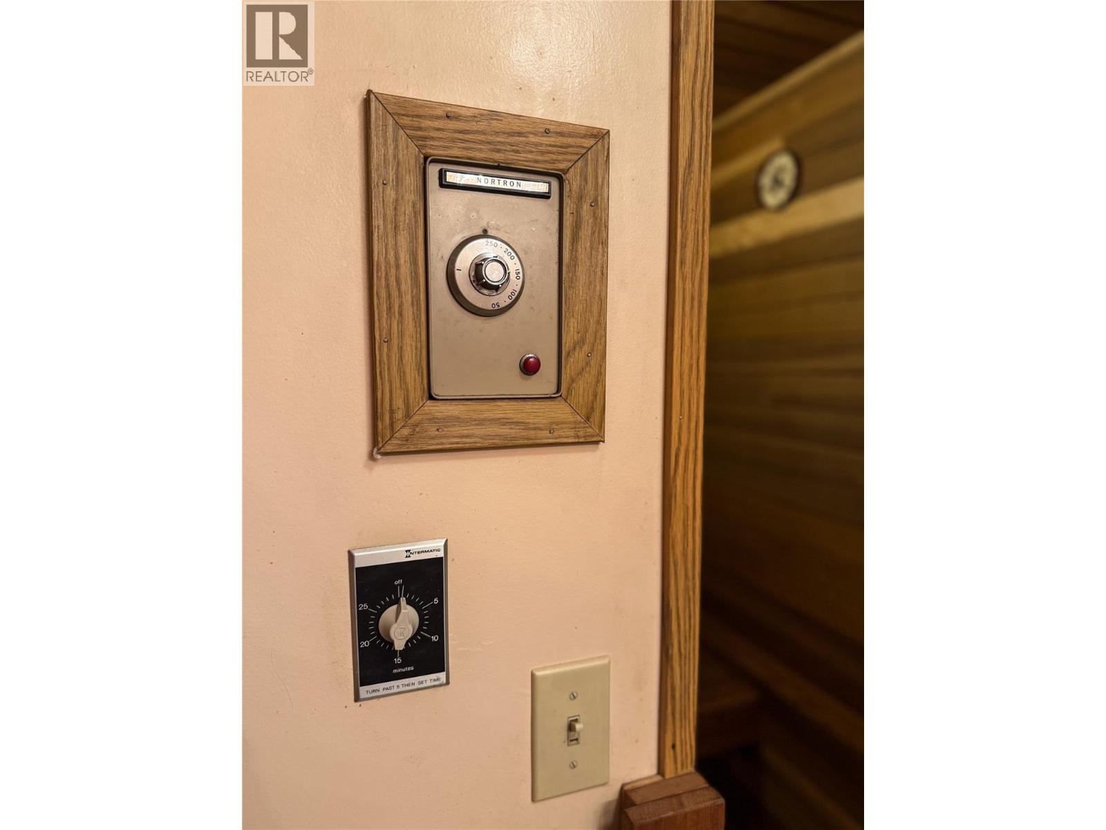 1420 BIRCH CRESCENT - 32